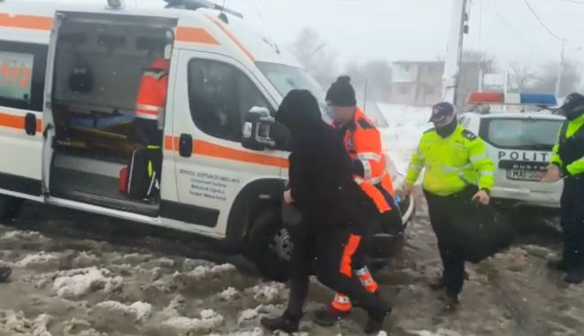 VIDEO / GRAVIDĂ ÎNZĂPEZITĂ la Tariverde. Polițiștii de la Corbu i-au sărit în ajutor! - zapada-1611747599.jpg