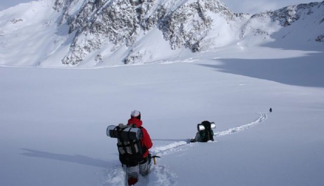 Strat consistent de zăpadă şi temperaturi scăzute, la altitudini mari. Ce nu trebuie să-ţi lipsească din rucsac când pleci într-o drumeţie pe munte - zapada-1636569274.jpg