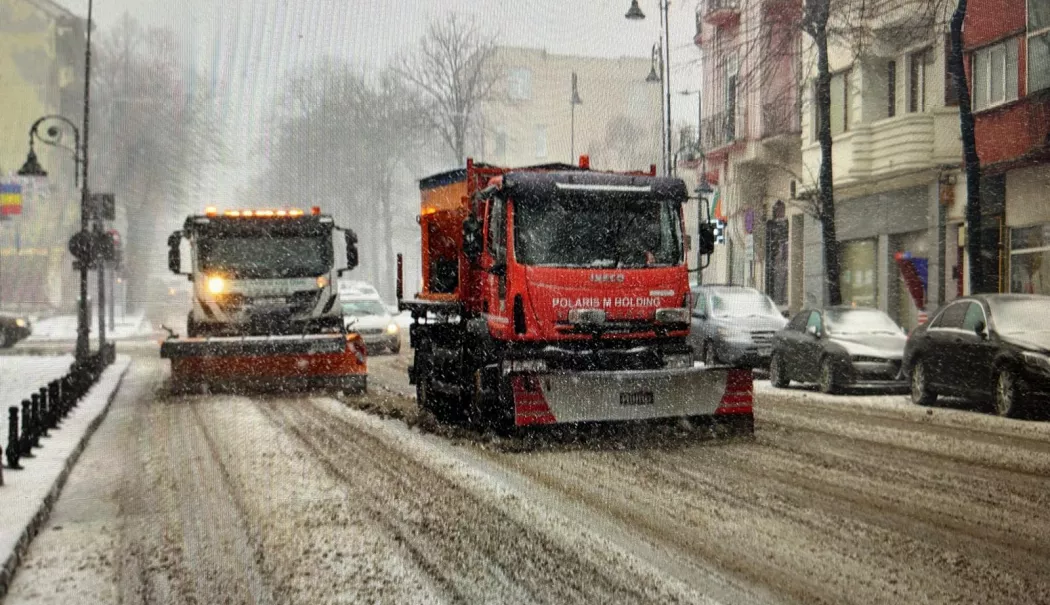 Constanța sub asediul iernii. Utilajele lucrează fără oprire, autoritățile fac apel la prudență - zapada-1771410525.webp