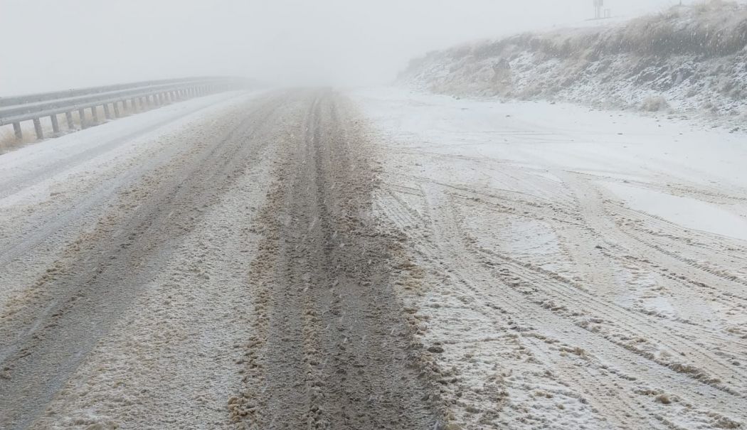 Zăpadă de 5 centimetri pe Transalpina. Șoferii sfătuiți să evite zona - zapada-transalpina-t-1726421133.jpg