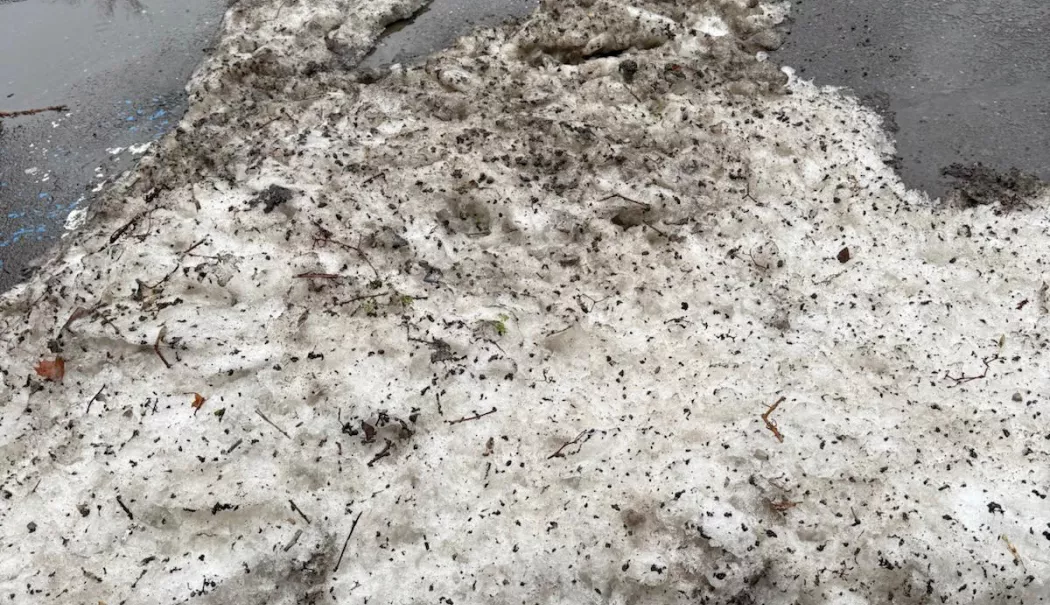 Strat alb transformat în gri-negru din cauza traficului și prafului - zapadamurdara5-1772175634.webp