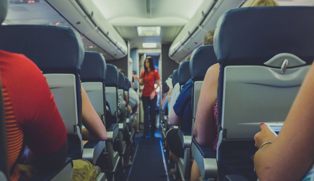 O pasageră riscă o amendă de 18.000 de euro după ce a tras de păr o însoţitoare de zbor. Avionul a aterizat de urgenţă