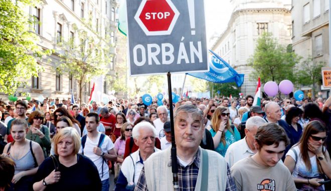 Zeci de mii de persoane au manifestat împotriva premierului Viktor Orban - zeci-1524400890.jpg
