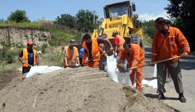 Zeci de gospodării din localitățile riverane, amenințate de viitura de pe Dunăre - zecidegospodarii-1400688543.jpg