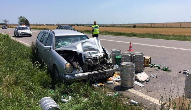 Zeci de navete și butoaie cu bere, împrăștiate pe șosea. Accident între Valu lui Traian și Constanța - zecidenavete-1560766308.jpg