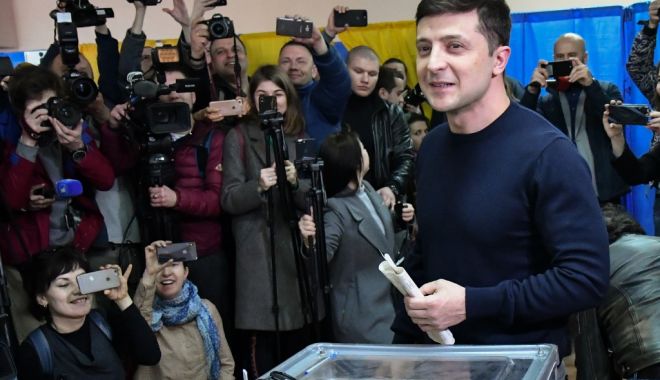 Zelenski conduce în sondaje, înaintea turului doi - zelenski-1554995432.jpg