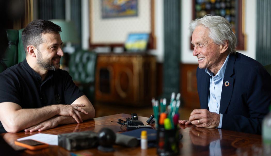 Vizită surpriză în Ucraina. Un actor celebru s-a întâlnit cu președintele Zelenski