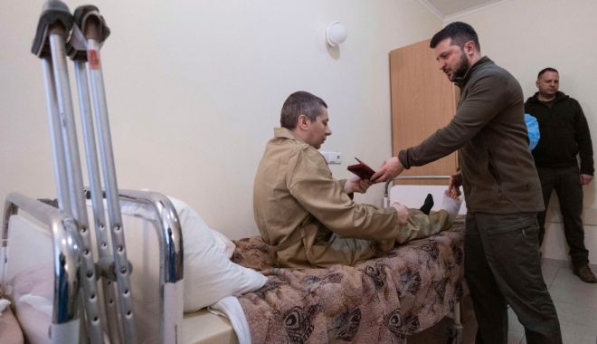 Volodimir Zelenski i-a vizitat în spital pe militarii răniți - zelenskyvizita-1649080772.jpg
