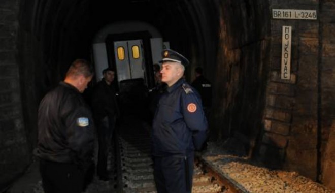 Doi morți și 30 de răniți într-un tunel. Vezi aici detalii! - zeljeznickanesrecatunelukodmojko-1352880195.jpg