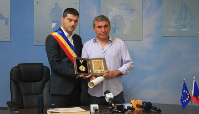 Primarul din Ovidiu, George Scupra,  i-a conferit titlul de cetățean de onoare lui Gheorghe Hagi - ziargeorgescupragheorghehagi14-1436459662.jpg
