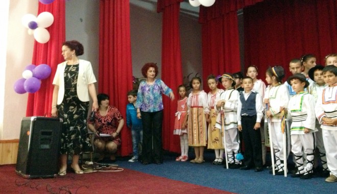 Primarul Dorinela Irimia a oferit daruri copiilor din comuna Saraiu - ziarprimaruldorinelairimiasaraiu-1401637622.jpg
