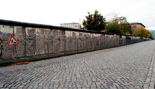 O secțiune istorică din Zidul Berlinului, înlăturată în pofida protestelor - ziduldinberlincelebruintoatalume-1364405748.jpg