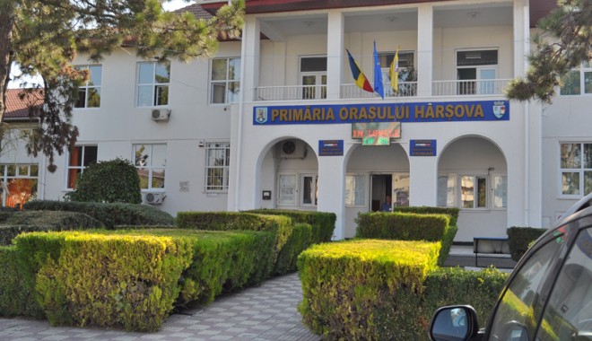 Primăria Hârșova, apucată din șapte părți - zileleorasuluiharsova5-1336420184.jpg