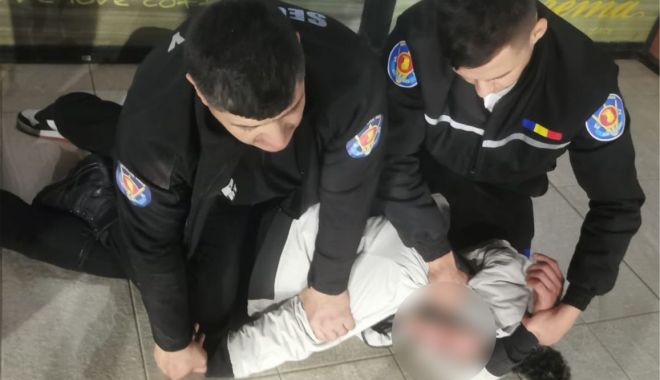 Individ surprins pe camerele video când intra prin efracție într-un mall - zip-1678459649.jpg
