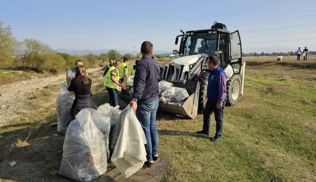 Mii de angajați și voluntari au strâns tone de deșeuri în cadrul Zilei Naționale a Curățeniei - ziua-de-curatenie-1727017331.jpg