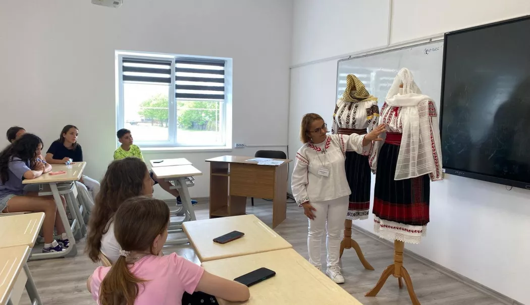 Foto - Creatoare din întreaga țară aduc tradiția mai aproape de public, de Ziua Universală a Iei