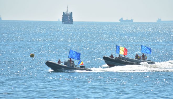 Retragerea cu torţe a marinarilor militari, la Constanța. Ei au defilat de la Cazino, până în centrul oraşului - ziua1533447123-1692170605.jpg