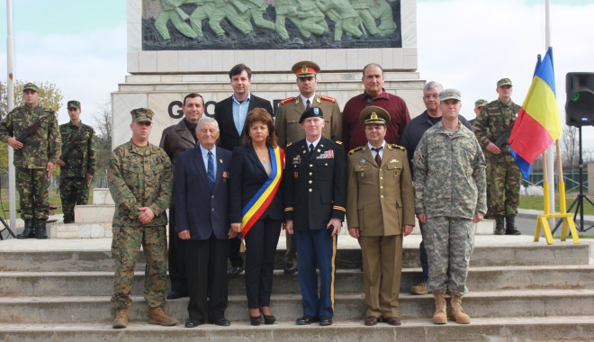 Americanii, prezenți la Ziua Armatei Române sărbătorită în comuna Mihail Kogălniceanu - ziuaarmateimihailkogalniceanu1-1382705559.jpg