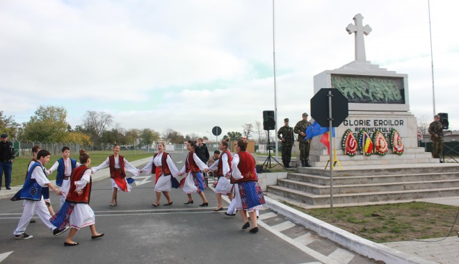Americanii, prezenți la Ziua Armatei Române sărbătorită în comuna Mihail Kogălniceanu - ziuaarmateimihailkogalniceanu45-1382705666.jpg