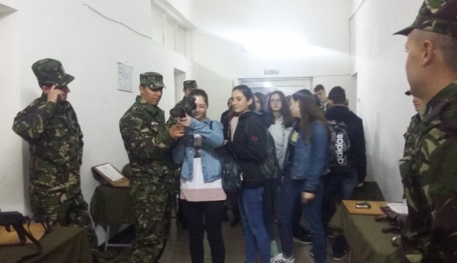 Ziua Armatei în școli. Elevii de la Liceul 