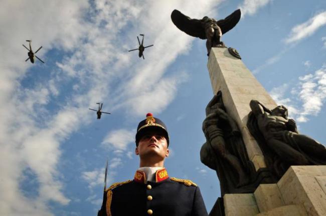 Ministrul Apărării: Îi cinstim pe temerarii zborului din marea familie a Forţelor Aeriene
