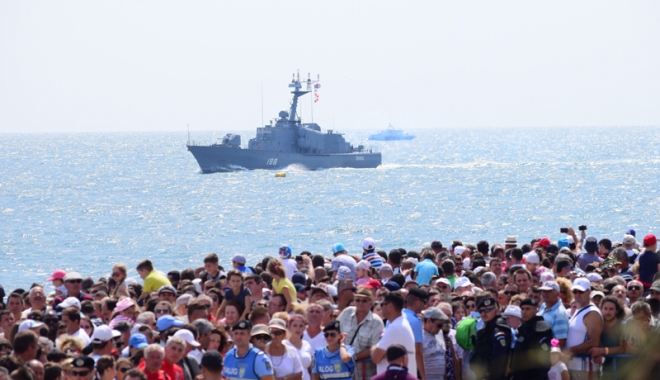 Cel mai mare spectacol naval din România, cu Vârtosul, Vânjosul și avioane Typhoon - ziuamarinei11-1502804836.jpg