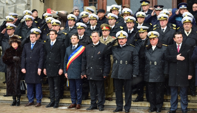 Ziua Națională, marcată la Constanța cu fulgi de nea și parade militare - ziuanationala10-1480602368.jpg