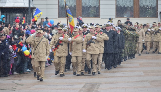 Ziua Națională, marcată la Constanța cu fulgi de nea și parade militare - ziuanationala19-1480602453.jpg