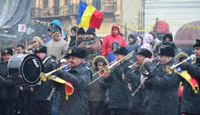 Ziua Națională, marcată la Constanța cu fulgi de nea și parade militare - ziuanationala22-1480602495.jpg