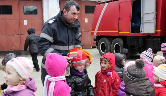 GALERIE FOTO / Copiii au luat lecții de viață, astăzi, de la oamenii care salvează vieți! - ziuaportilordeschiseisudobrogea3-1330433539.jpg