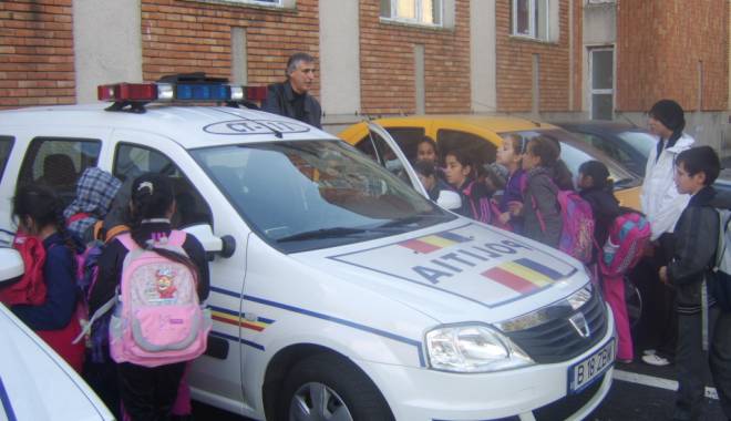 Elevii și polițiștii rutieriști au celebrat, împreună, Ziua României - ziuaromanieipolitie1-1417278161.jpg