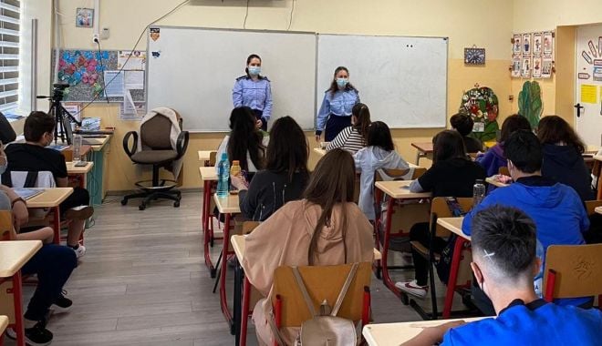 Polițiștii, în fața elevilor, în lupta cu bullying-ul: „Cereți ajutorul când sunteți jigniți!” - ziuaviolentei-1622990530.jpg