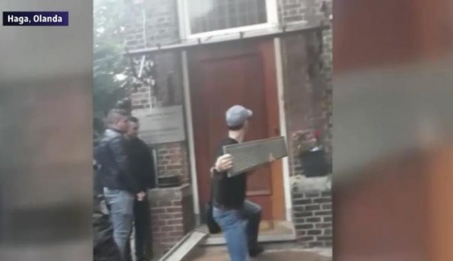 IMAGINILE DISPERĂRII / La Haga, alegătorii români au încercat să spargă ușa secției de votare - zjm5yja1odcwotbjn2i5ytnkntmwntg4-1558945586.jpg