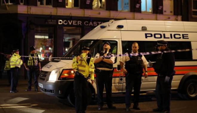 ATENTAT LONDRA / O mașină a intrat în mulțime. O persoană, rănită - zjq3zjayntgwymrkmtjlytblyta3mje0-1498683606.jpg