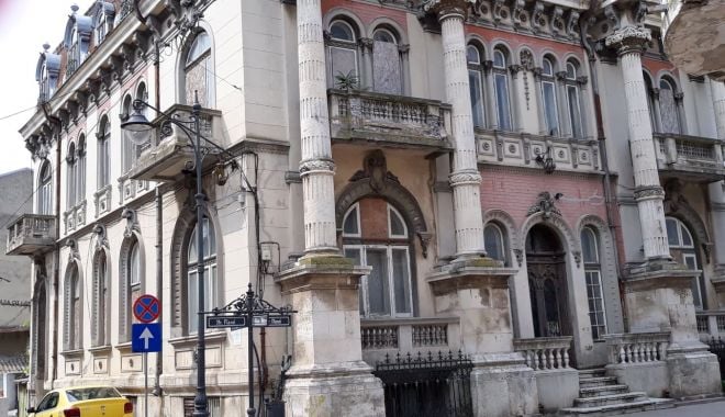 Istoria, ferecată de un bloc comunist. 