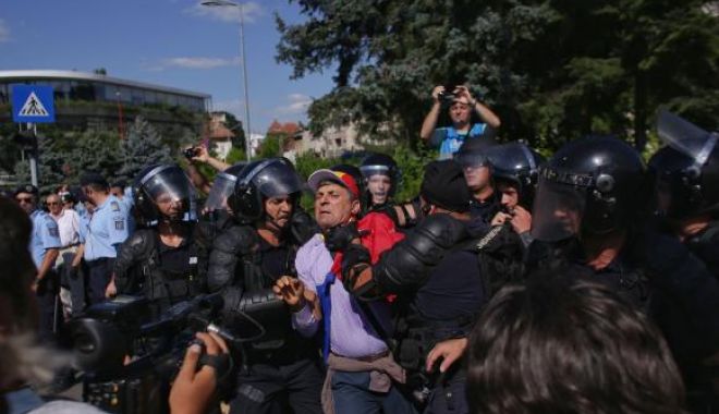 Noi incidente în Piața Victoriei, la mitingul diasporei. Jandarmeria a adus un tun cu apă - zyz3ptu4mczoyxnoptc0y2ixzdy5zmfk-1533918937.jpg