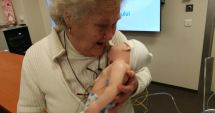 Stire din Social : LECȚIE DE VIAȚĂ! Doamna Ioana are 73 de ani, 10 nepoți și vine voluntar ca să aibă grijă de bebelușii abandonați