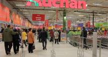 Stire din Economie : Cea mai mare tranzacție din România în 2014: Auchan poate prelua 12 hipermarketuri
