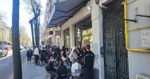 Stire din Eveniment : Trotuare transformate în terase, la Constanța! Pietonii merg pe carosabil sau printre mese