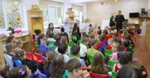Stire din Eveniment : Preşcolari din Constanţa, faţă în faţă cu poliţiştii locali. Educația rutieră, prezentată pe limba celor mici