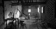 Stire din Eveniment : I-a dat mortului să mănânce  de dimineață. Mărturii din casa groazei