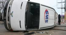 Stire din Eveniment : ACCIDENT RUTIER GRAV. Microbuz 301 răsturnat la Gară, 4 victime la spital. Șoferul se certa cu pasagerii