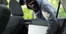 Stire din Eveniment : Lovituri de senzație în parcarea unui mall din Constanța. Hoții au descuiat inclusiv mașina polițiștilor. "Foloseau telecomenzi de bruiaj a închiderii centralizate"