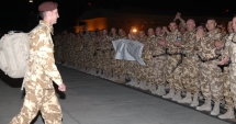 Stire din Eveniment : GALERIE FOTO "Rechinii albi" / Scene emoționante în Baza Militară din Kandahar. "Bine ați revenit alături de noi, domnule sublocotenent!"