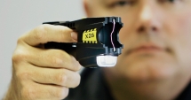 Stire din Eveniment : POLIȚIȘTII TREBUIE ECHIPAȚI CU PISTOALE CU ELECTROȘOCURI ȘI BODYCAMERA. Petiție on line pentru dotarea Poliției