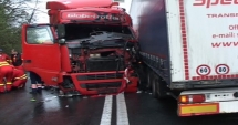Stire din Eveniment : FOTO. ACCIDENT GRAV. TREI TIRURI S-AU CIOCNIT