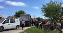 Stire din Eveniment : TRAGEDIE. Camion încărcat cu pietriș, răsturnat peste mai mulți pietoni. O fetiță și bunica ei au murit