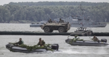 Stire din Eveniment : LA UN PAS DE O NOUĂ TRAGEDIE. TAB SCUFUNDAT ÎN DUNĂRE ÎN TIMPUL UNUI EXERCIȚIU MILITAR. ECHIPAJUL DE TREI MILITARI S-A SALVAT ÎN ULTIMA CLIPĂ