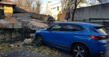 Stire din Eveniment : Un zid dărâmat a căzut peste mașini, în zona Spitalului de Boli Infecțioase. "Se putea ajunge la o tragedie!"