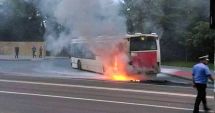 Stire din Eveniment : Autobuz cuprins de flăcări pe stradă